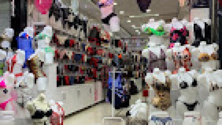 Elegance Underwear mağazasında Arzu Pehling tasarımı kadın bikini ve plaj kıyafetleri şık vitrinlerde sergileniyor.