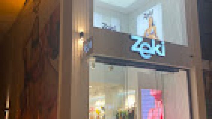 Zeki Triko Alanya Mağazası’nda modern ve şık triko kazaklar, hırkalar ve aksesuarlar düzenli şekilde sergileniyor.