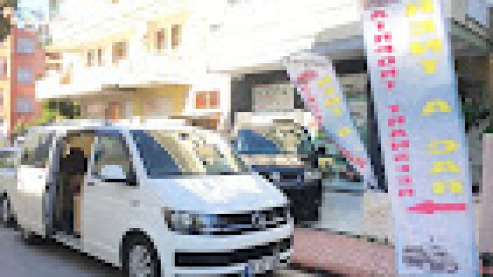 “Doğuş Rent A Car Alanya ofisi ve çeşitli kiralık araçlar.”