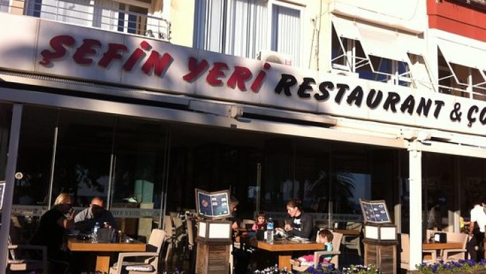 Konaklı Şefin Yeri Alanya’nın dış cephesi ve yöresel yemeklerin sunulduğu servis tezgahı