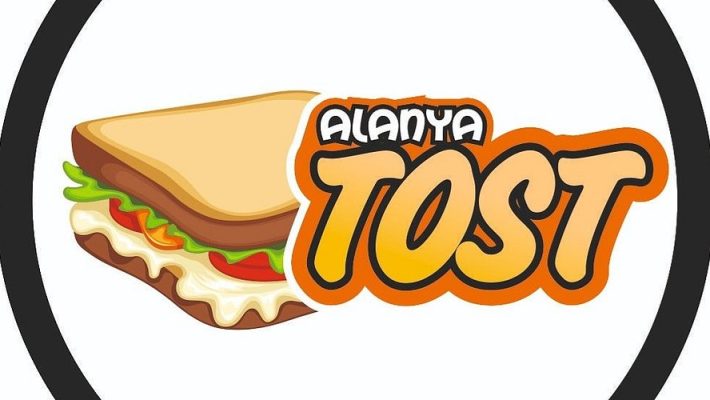 Alanya Tost’ta sunulan üç katlı karışık tost; bol kaşar, sucuk, domates ve biber eşliğinde servis edilen tost tabağı ve yanında ayran