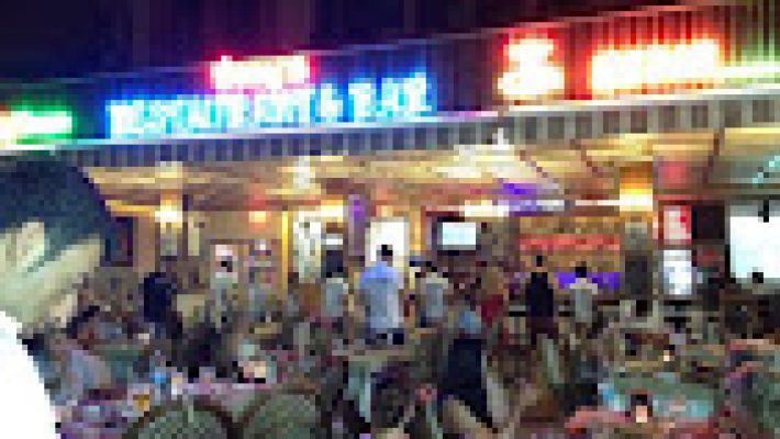 Akdeniz manzaralı Izzy's Restaurant Cafe & Bar'da şık masa düzeni ve lezzetli sunumlar