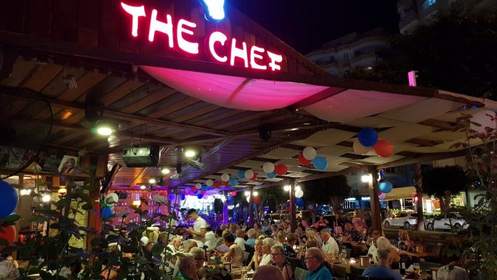 Ti Bone Restaurant Steak House & Bar Alanya'da lezzetli et menüsü, şık sunumlar ve deniz manzaralı şık restoran ortamı.