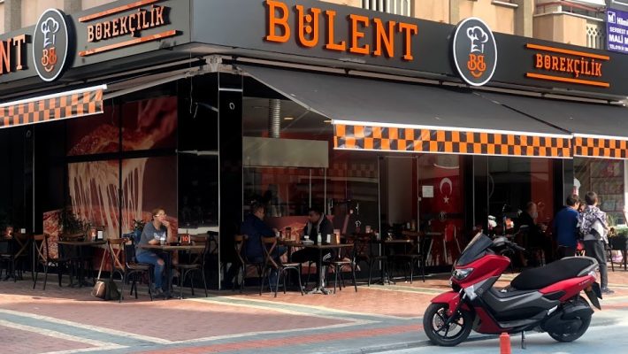 Antalya Alanya Kadıpaşa’daki Bülent Börekçilik şubesinin dış cephesi ve tabela görünümü