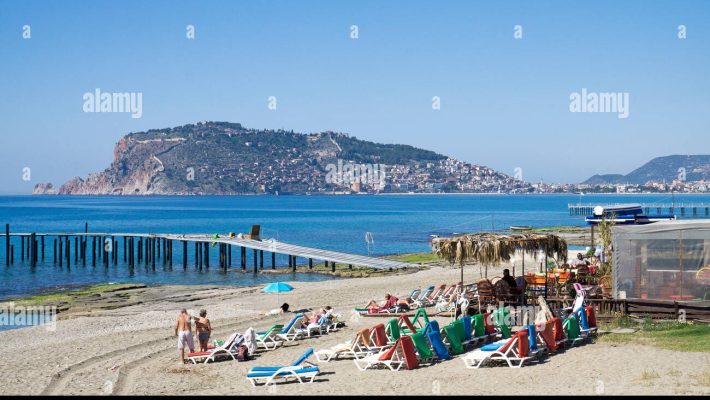 Beach 65 Bar Alanya’da sahil manzarası eşliğinde kokteyl keyfi yapan misafirler.