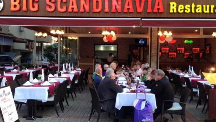 Scandinavian Restoran Alanya’nın deniz manzaralı terasında servis edilen İskandinav yemekleri ve modern masa düzeni.