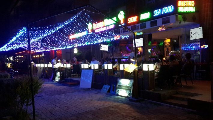 Bistro Bonita Alanya’da rustik seramik tabakta sunulan sürpriz tatlı, yanında bir yudum kahve molası.