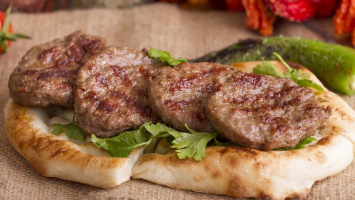 Ege Köfte Alanya restoranında servis edilen ızgara köfte tabağı ve yanında sunulan mezeler