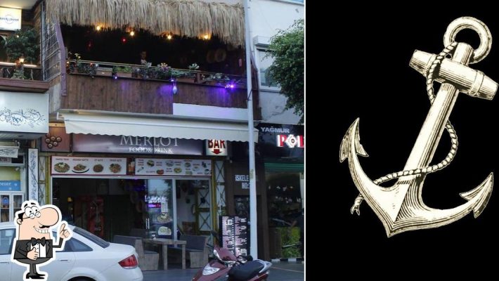 Capa Restaurant’ın şık açık hava terasında servis edilen deniz ürünleri tabağı, yanında şarap kadehi ve Akdeniz manzarasıyla birlikte görüntülenmiş