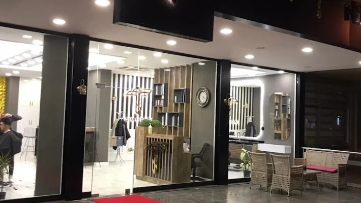 T&T Hair Studio – Alanya’da modern saç kesimi, renklendirme ve profesyonel saç bakımı hizmeti sunan kuaför salonu.