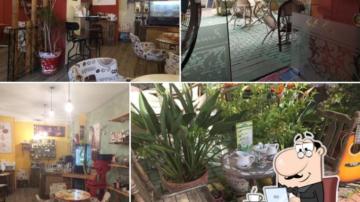 Cafe Creme'de şık bir masada servis edilen köpüklü cappuccino, yanında tatlı atıştırmalıklar ve sakin bir sokak manzarası eşliğinde görüntülenmiş