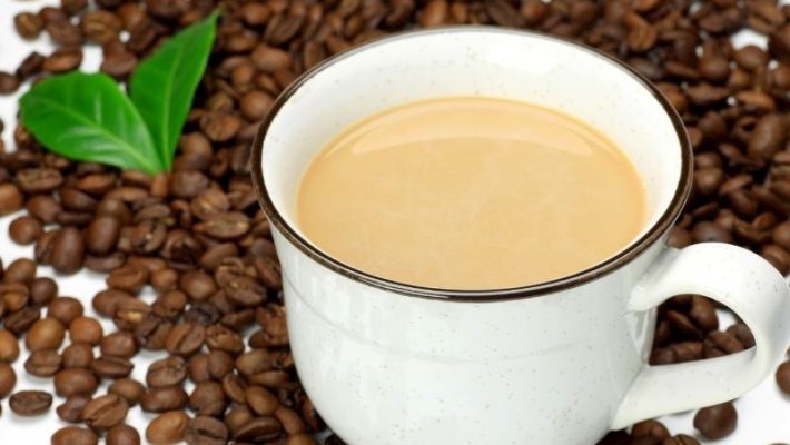 Alanya Konaklı’da bulunan Fakülte Cafe’nin dış cephesi ve açık oturma alanı görüntüsü