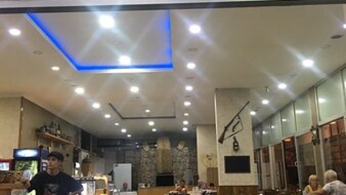 Alanya'da Ramazan Ustanın Yeri restoranının dış cephesi ve giriş tabelası