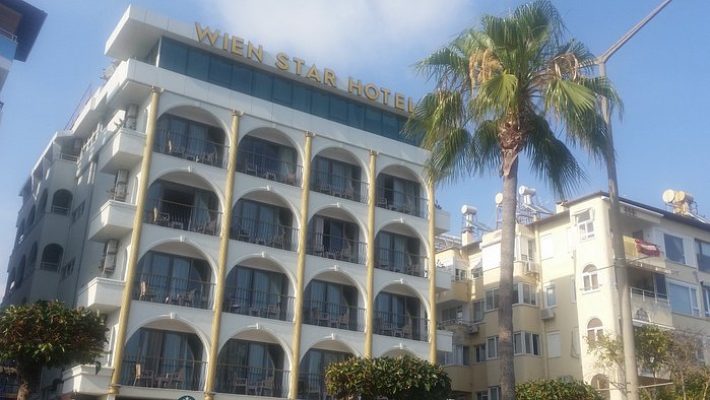 Wien Star Hotel Alanya’nın denize sıfır konumda yer alan cephesi ve balkonlu odalarla donatılmış modern binası.