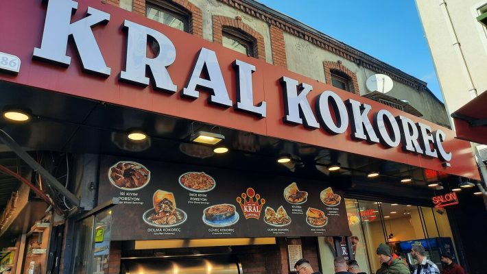 07 Kral Kokoreç & Park Cafe Alanya’da servis edilen ekmek arası kokoreç ve yanında içecek sunumu