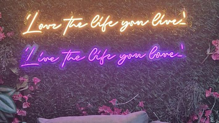 Mabe Cafe Restaurant Alanya'nın sıcak ve modern dekorasyonlu açık hava oturma alanı.