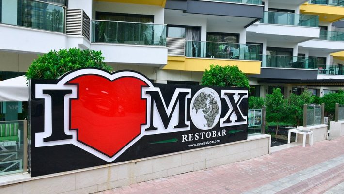 Bubble tea sunumu – Mox Restobar Alanya