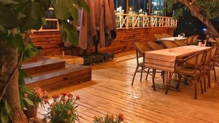 Muhtarın Yeri Alanya’da serpme kahvaltı sunumu; peynir, zeytin, domates, yumurta, reçel, bal, yeşillikler ve sıcak çay eşliğinde doğal köy kahvaltısı