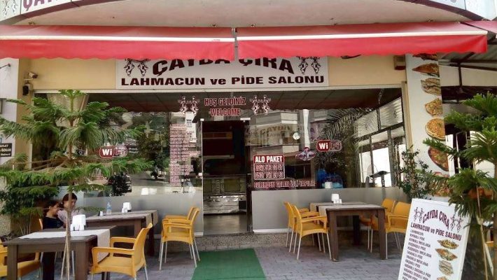 Çıra Restaurant Alanya’nın geleneksel Türk mutfağı sunumlarıyla zenginleştirilmiş sıcak ve otantik iç mekân ambiyansı
