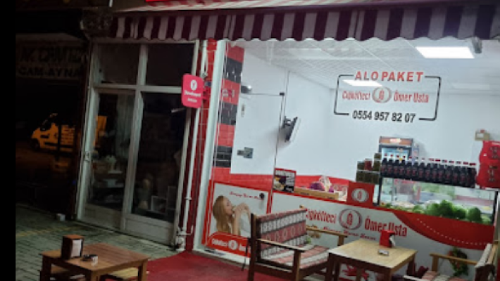 Çiğköfteci Ömer Usta Damlataş Alanya şubesinde lavaş içinde sunulan etsiz çiğköfte dürüm ve yanında taze yeşillikler