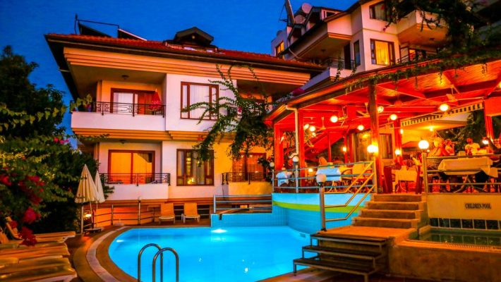 Alanya’da tarihi Damlataş bölgesine yakın konumda bulunan Villa Sonata Hotel’in havuzlu bahçe manzarası
