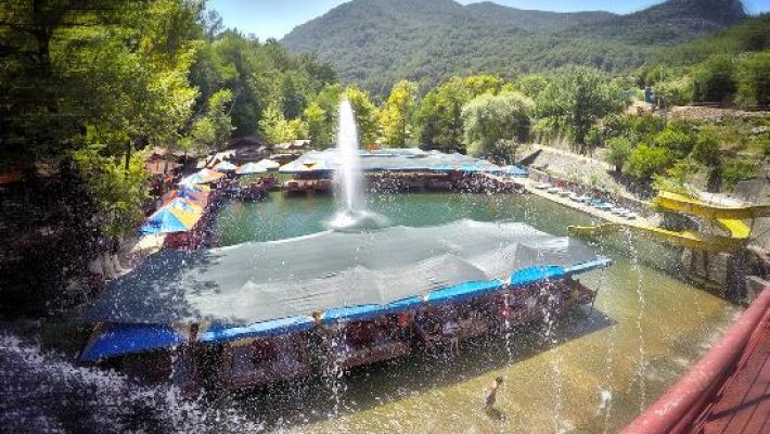 Alanya Dimçayı’nda yer alan Çağlayan Piknik alanının doğal ortamı ve dere kenarındaki oturma bölümleri