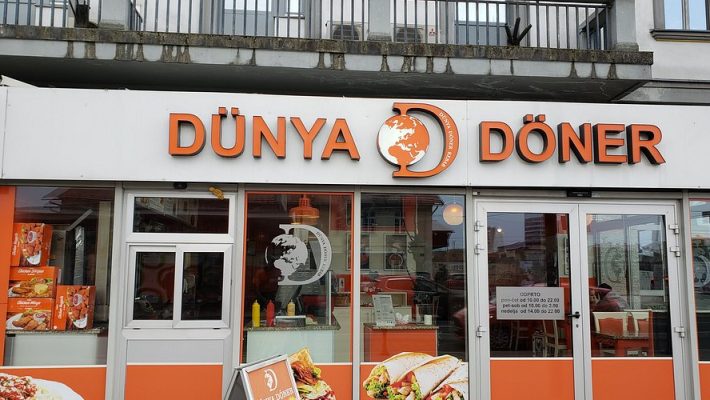 Gazipaşa’da DÜNYA DÖNER restoranında servis edilen bol malzemeli et döner dürüm