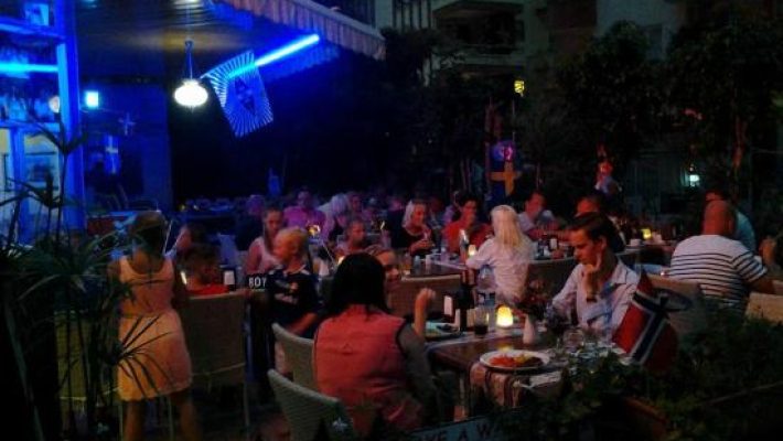 Eko Restoran’ın Alanya’daki ferah açık alanında servis edilen geleneksel Türk yemekleri ve özenli masa sunumu