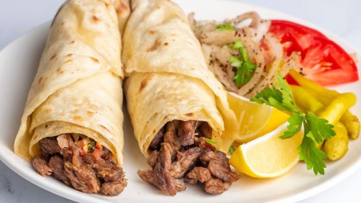 Zirve Tantuni Alanya’da servis edilen sıcak lavaşta dana tantuni dürüm ve limon eşliğinde sunum