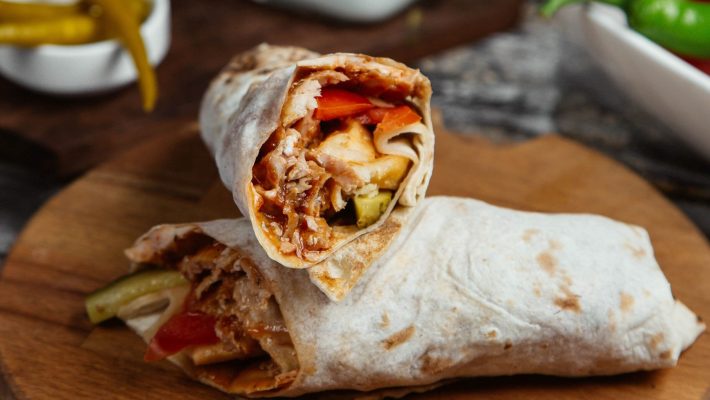 Emir Köfte Alanya’da servis edilen ızgara köfte tabağı; yanında pilav, közlenmiş domates-biber, yeşillik ve ayran eşliğinde sunulan geleneksel Türk yemeği