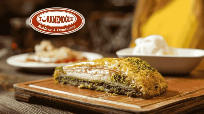 Alanya’da bulunan Türkmenoğlu Alaiye şubesinin ön cephesi ve geleneksel tatlı vitrin görüntüsü