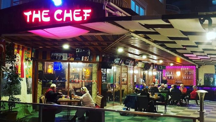 Chef's Kitchen Bistro Cafe Alanya'da Akdeniz manzarasına karşı servis edilen şık bir kahvaltı ve gurme tabak sunumu.