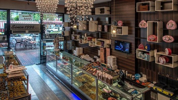 Alanya’daki Tatarcıoğlu Pastanesi’nin dış cephesi ve vitrininde sergilenen taze tatlılar