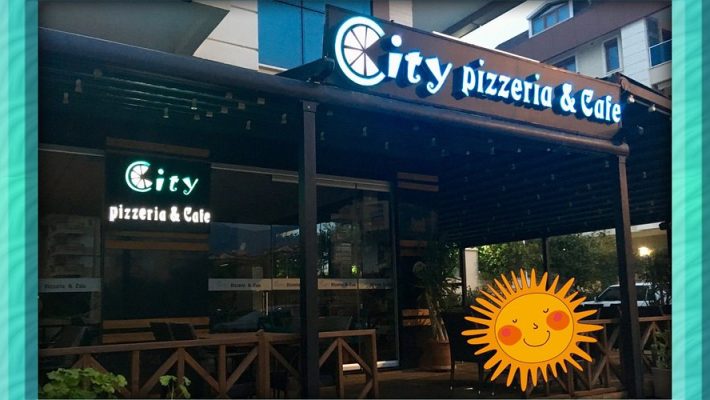 City Pizzeria & Cafe Alanya’nın modern tasarımlı iç mekânında servis edilen taş fırın pizzalar ve sıcak içecekler.