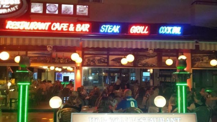 Horizon Cafe & Bar Alanya’nın bar tezgâhında cam bardaklarda dizili renkli kokteyller.