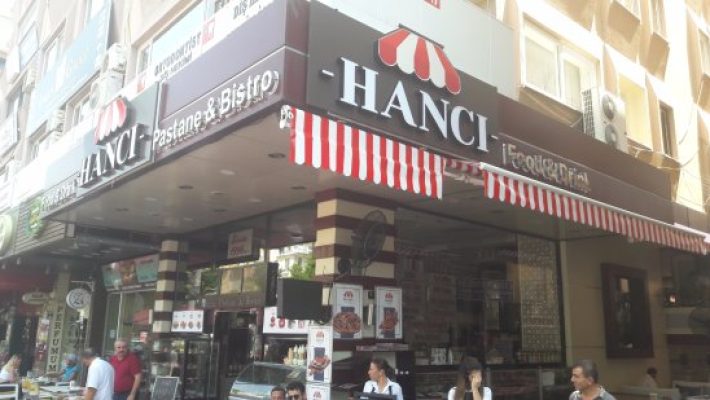 Hancı Bistro & Patisserie Konaklı Şubesi'nde kahve eşliğinde sunulan taze pasta ve tatlılar. Alanya