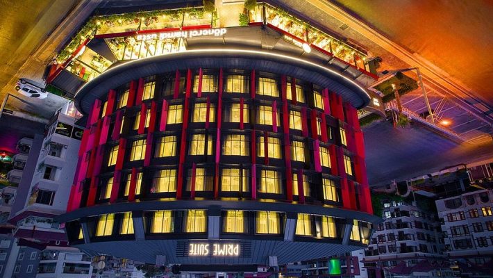 Prime Suite Alanya’nın modern binası, balkonlu süit odaları ve yüzme havuzu ile genel dış görünümü