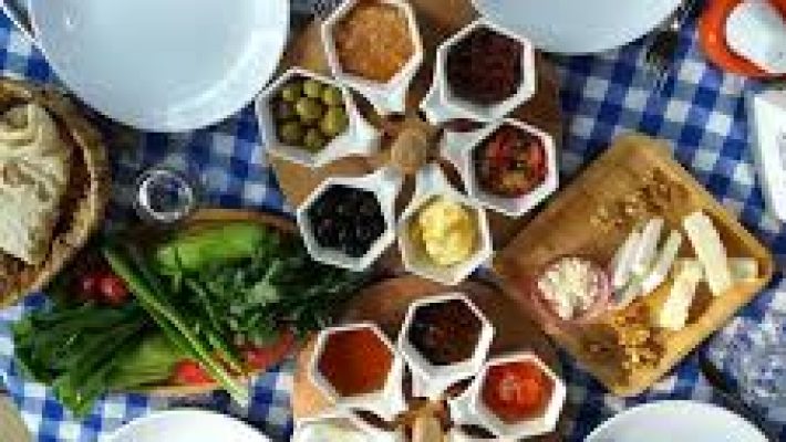 Begonuil Güle Gözleme Alanya’da odun ateşinde pişirilmiş peynirli ve patatesli gözleme tabağı, yanında ayran ve salata ile servis