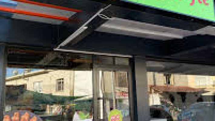 OSES Çiğköfte Gazipaşa Alanya şubesinde nar ekşili, yeşillikli ve limon eşliğinde servis edilen etsiz çiğköfte dürüm