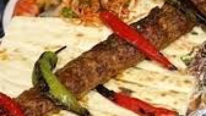 Alanya'da közde pişirilmiş et şiş kebap ve yanında servis edilen geleneksel mezeler terminal kebap sunumu...