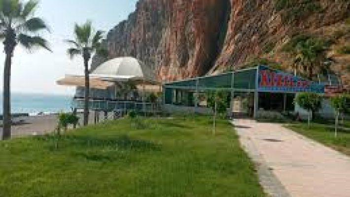 Kızıl In Beach Restoran Alanya'nın sahile sıfır konumda deniz manzaralı açık hava oturma alanı.