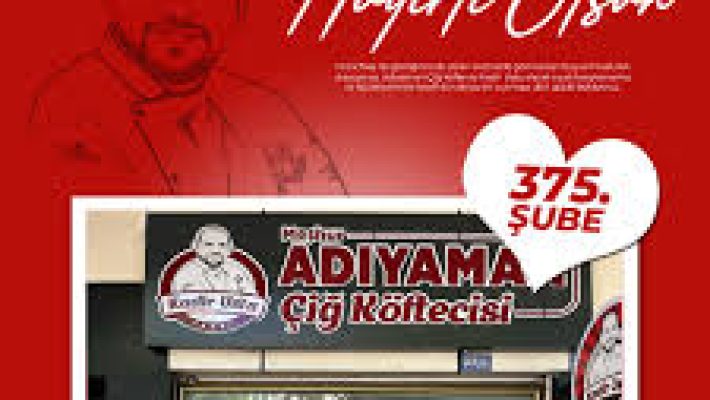 Meşhur Adıyaman Çiğköftecisi Alanya şubesinde lavaş içinde sunulan etsiz çiğköfte dürüm ve yanında yeşillikler