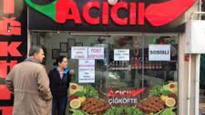 Acıcık Çiğ Köfte’nin lezzetli etsiz çiğ köfte sunumu ve şık servis tepsisi