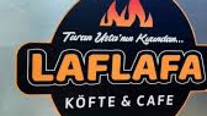 Alanya Laflafa Köfte Cafe’de sunulan tabak dolusu köfte menüsü ve yanında garnitürler