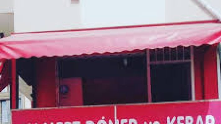 Alanya’daki Mert Döner Kebap Salonu’nda servis edilen et döner tabak sunumu