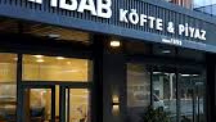 AHBAB KÖFTE Alanya’da sıcak servis edilen ızgara köfte tabağı ve yanında sunulan mezeler