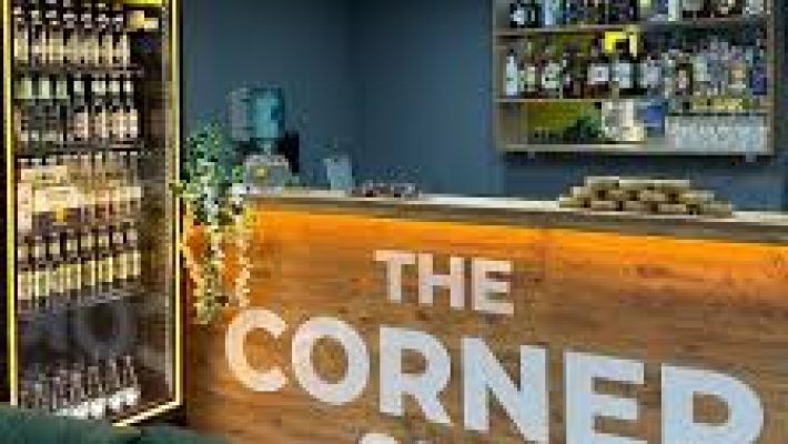 The Corner Cafe & Hookah Alanya’nın rahat oturma alanı ve özel sunumlu nargile servisi