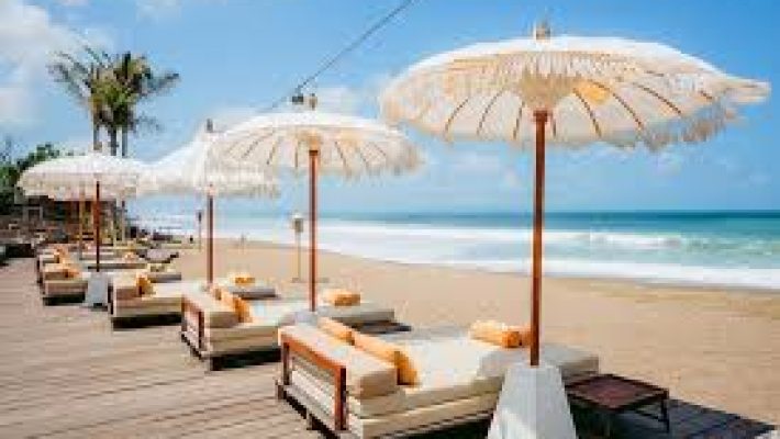 Elephant Beach: Alanya Nr42'nin denize sıfır konumunda, şezlonglarla çevrili sahil alanı ve tropikal tasarımlı beach bar.