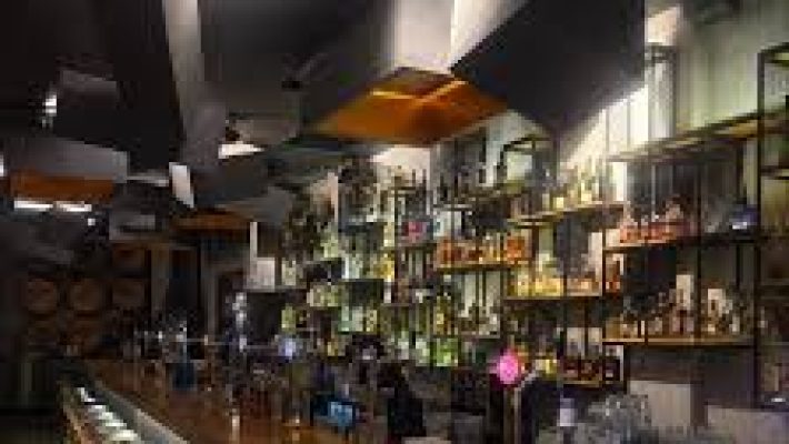 LunaMore Restaurant & Cafe - Bar Alanya’da deniz manzaralı terasta servis edilen akşam yemeği ve şık masa düzeni.