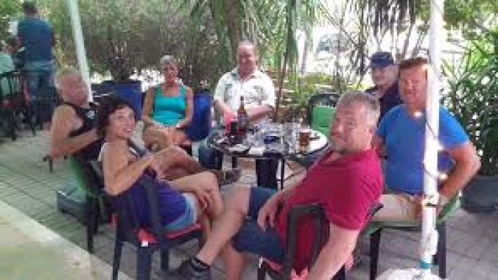 The Green Oasis Café Bistro Alanya’da yeşillikler içinde açık hava oturma alanı ve şık kahve sunumu.